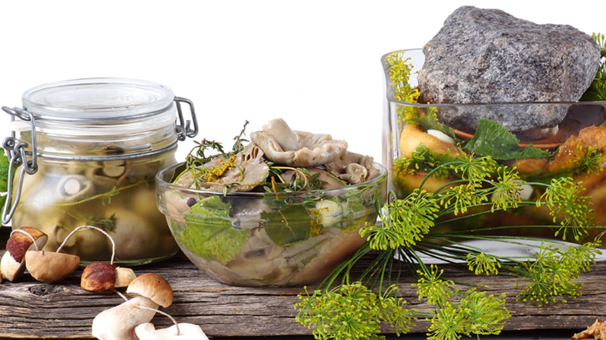 Ēriks Dreibants atklāj savu rudens sēņu sālīšanas metodi un izstāsta ...