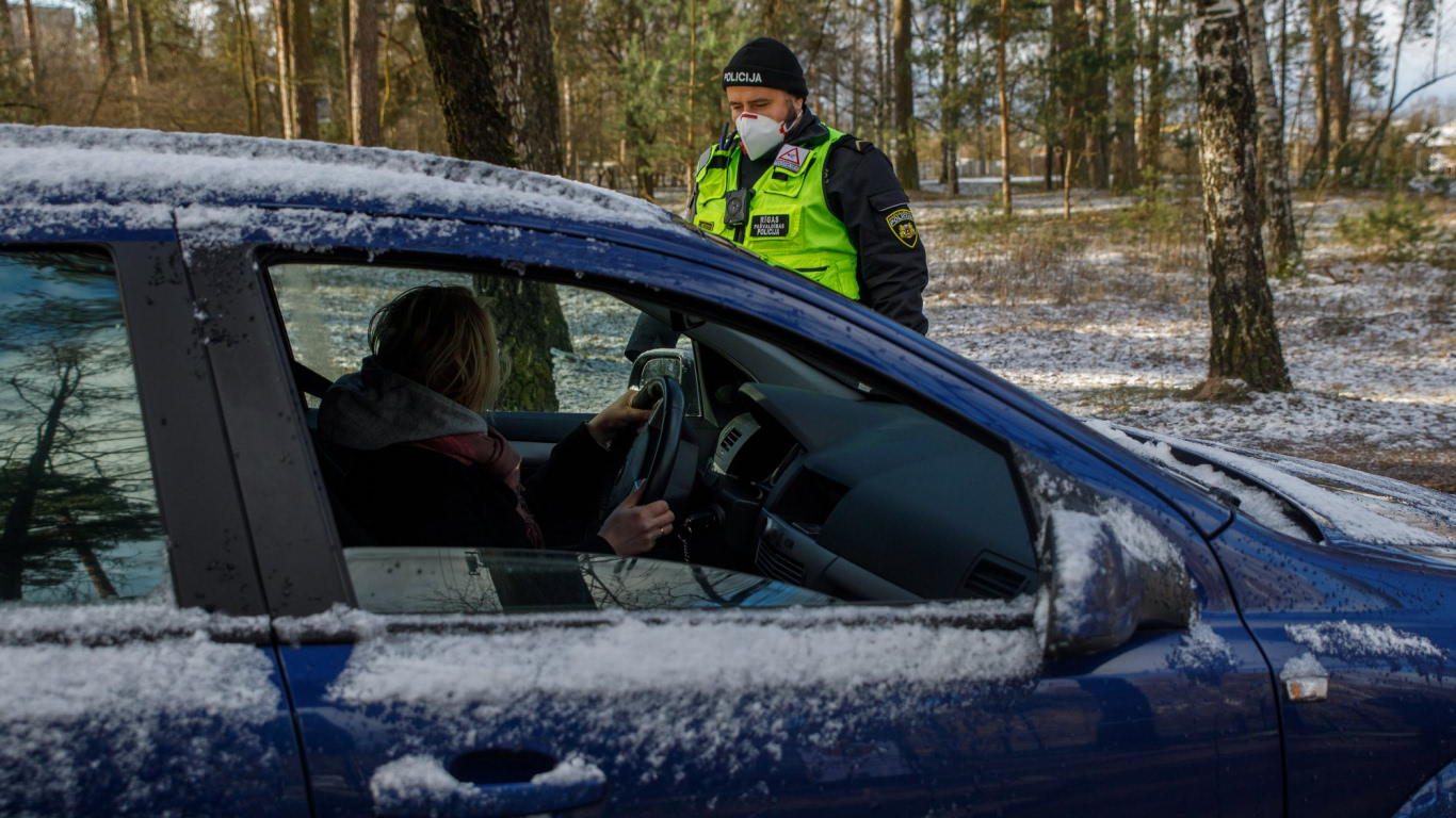 Vērtēs, vai iespējams organizēt vakcinēšanos savās automašīnās līdzīgi ...