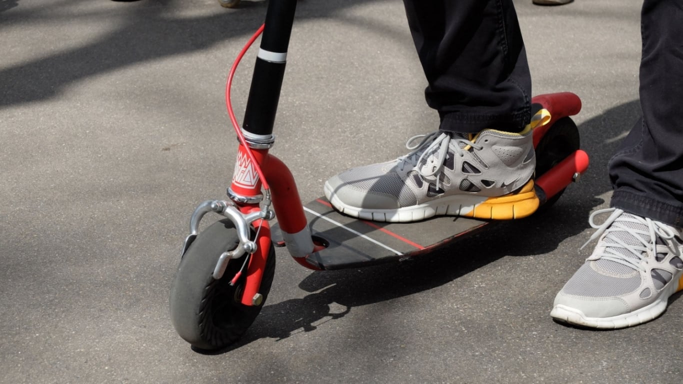 Ar elektroskrejriteņiem drīkstēs braukt tikai no 14 gadu vecuma — Santa