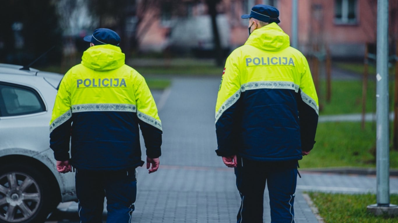 Policisti piemiņas koncerta laikā skatītājiem pārbauda Covid-19 ...