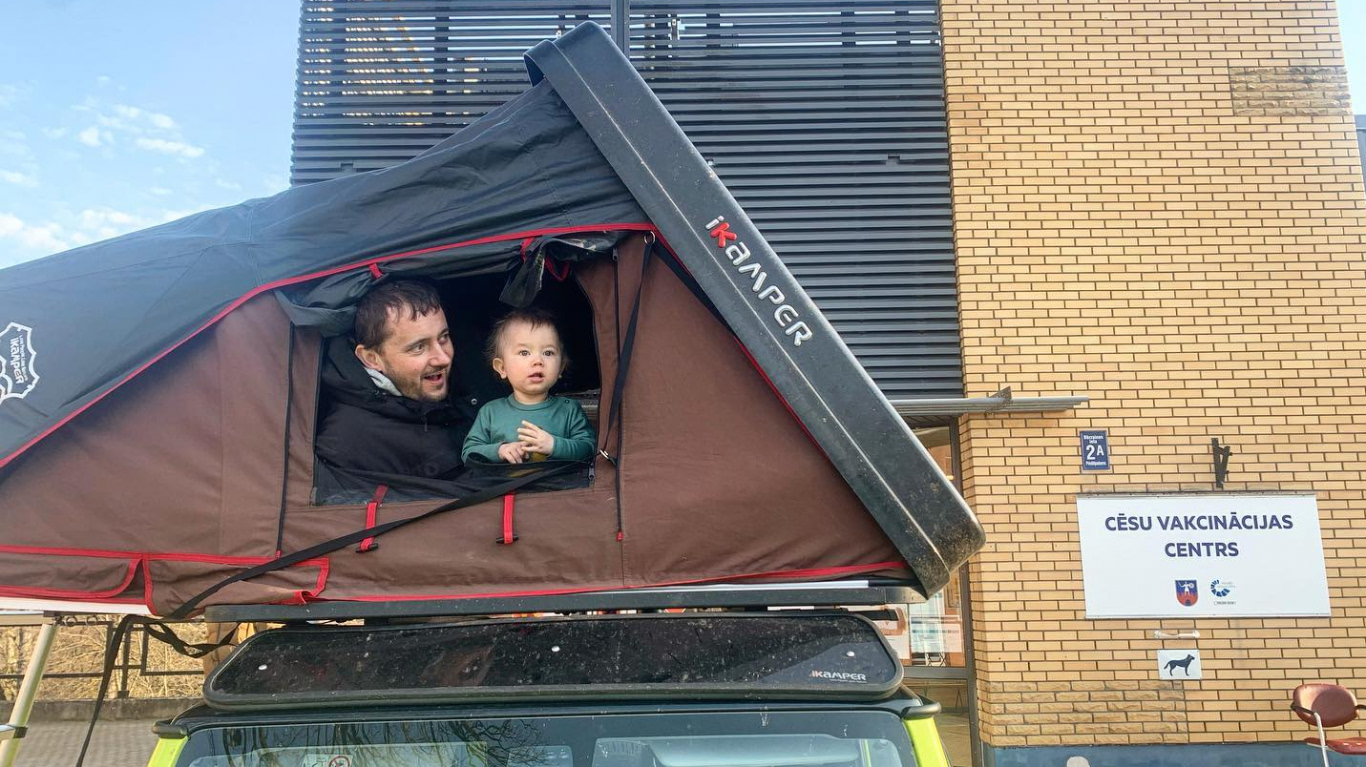 Digitālā mārketinga speciālists Mednis ar ģimeni nakšņo teltī, lai ...