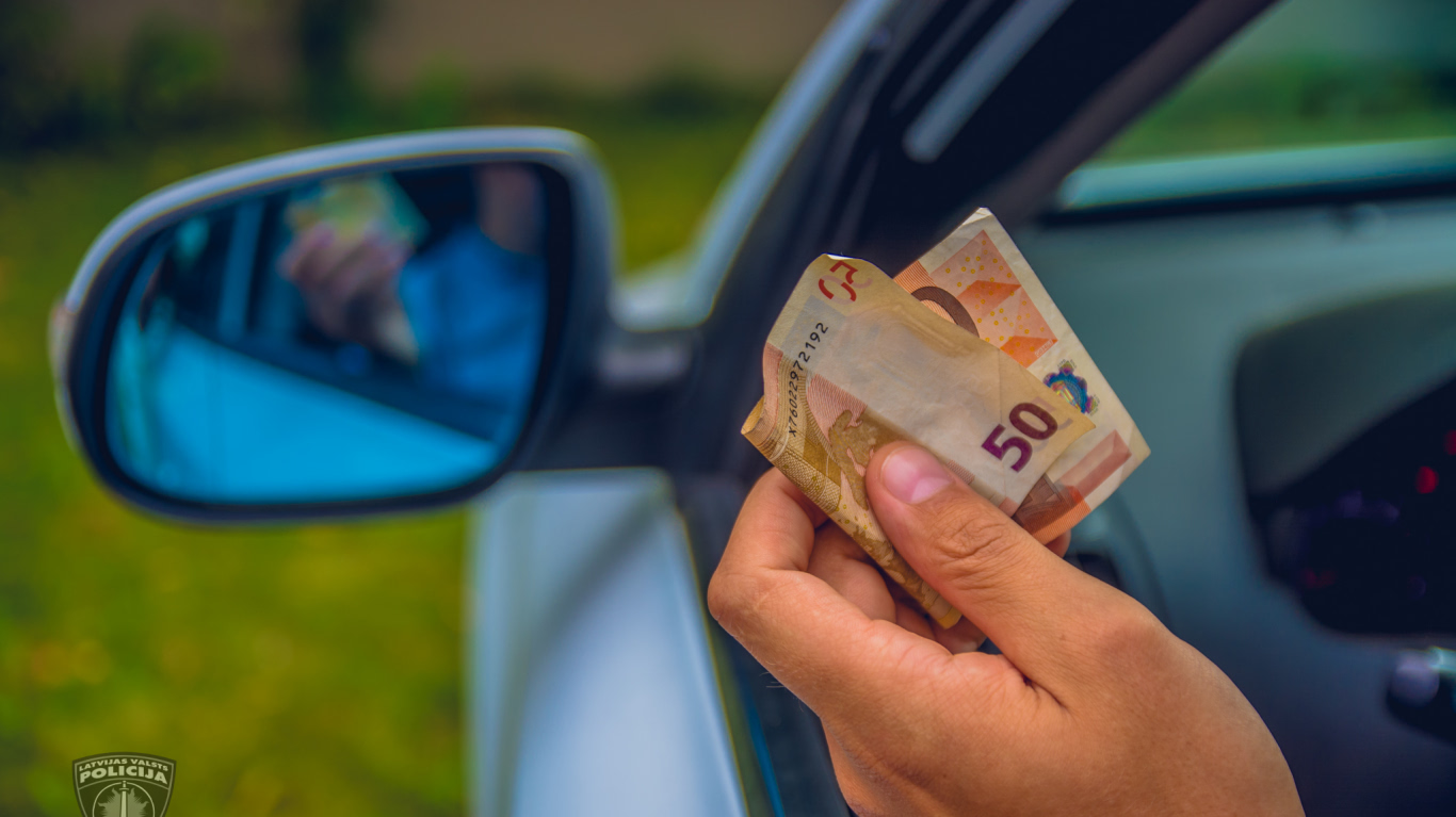Dzērājšoferis pārsniedz atļauto ātrumu par 17 km/h un dod 400 eiro ...