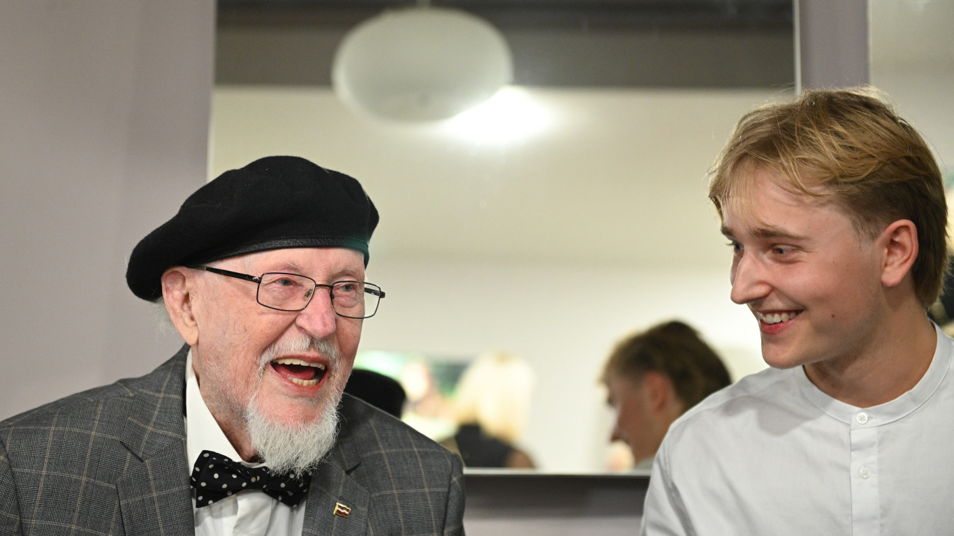 Dzejnieks Knuts Skujenieks 85. jubileju svin kopā ar mazdēlu: Esmu ...