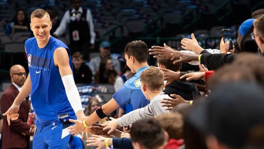 VIDEO: Porziņģis gūst 22 punktus Mavericks uzvarā — Santa