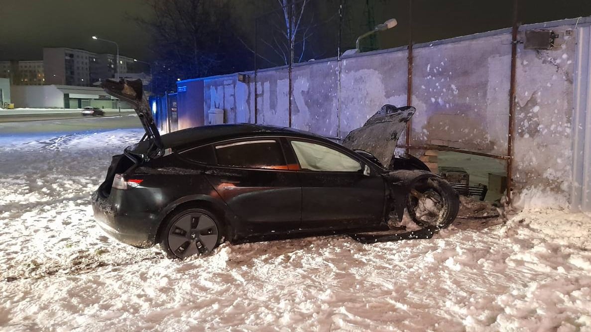 Sveša identitāte, alkohola reibums un milzīgs rēķins – «Tesla» avārijas ...
