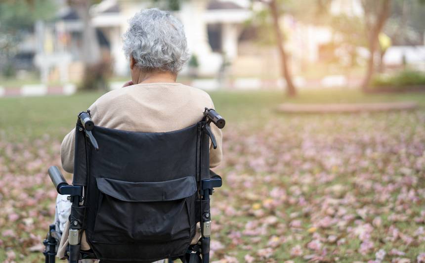 認知症の95歳の女性が養護施設で逮捕されます。彼女はひどい犯罪を犯しました – サンタ
